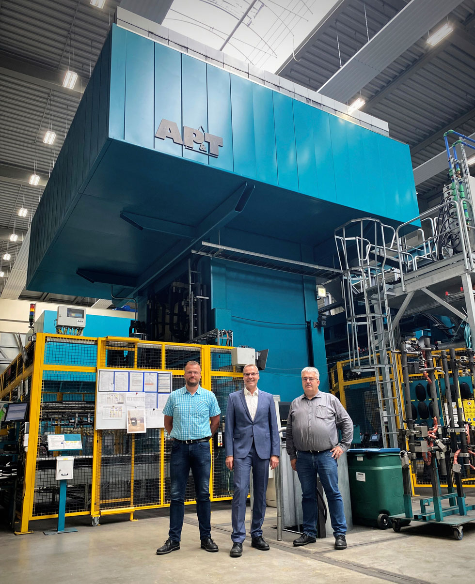 "We now have a user-friendly, space-efficient solution with a high degree of process reliability and excellent energy efficiency." Björn Müller, Burkhard Vogt and Stephan Gante at GEDIA are very satisfied with their new press-hardening line. Photograph: GEDIA.