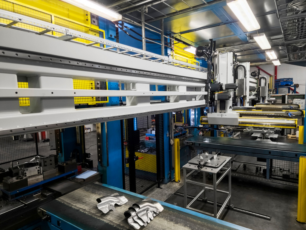  The fully automated press line manufactures chassis and body parts for heavy trucks. The upgrade increased production capacity by about 500 hours/year.