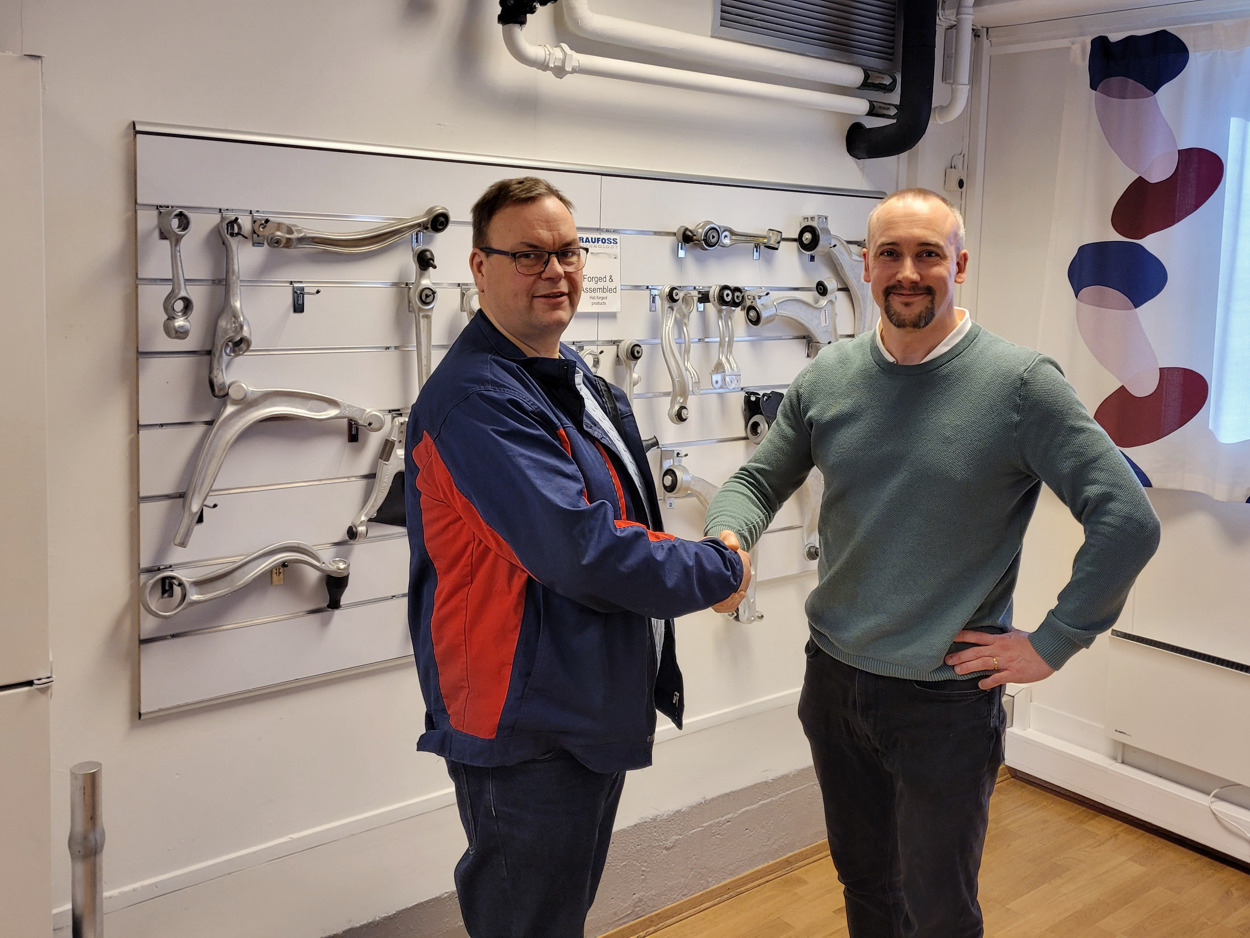 “With the new equipment in place, we will be able to manufacture larger components than before while shortening cycle times and making our process more efficient,” says a satisfied Hans Petter Kristiansen at Raufoss Technology (on left). Here, with Dan Barvö from AP&T.